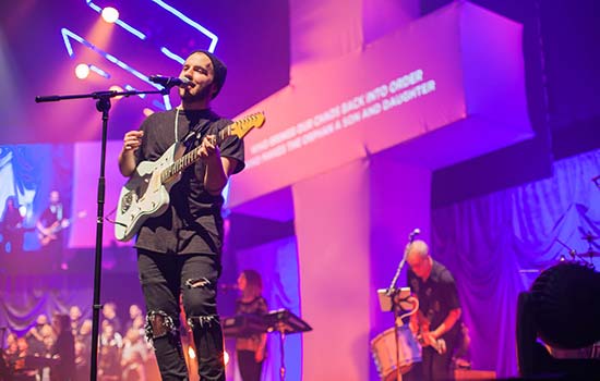 20171108-visit-bodyimage-church-worship-guitar-singer-purple