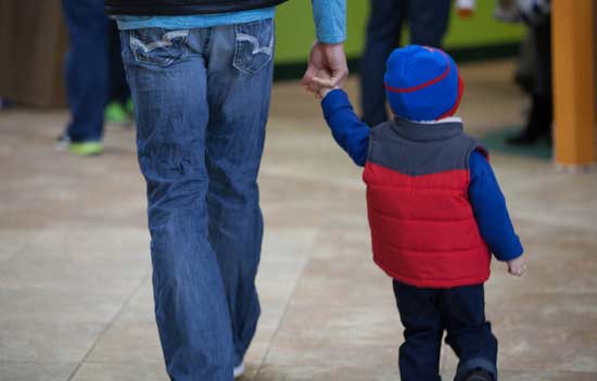 20171114-visit-bodyimage-father-walking-son-hand