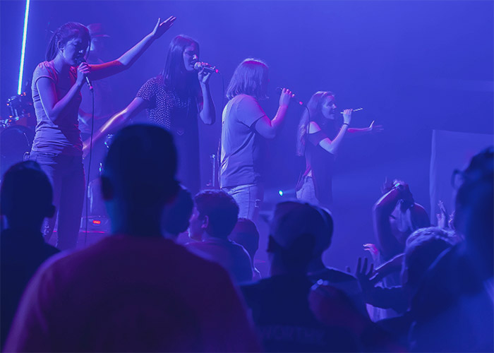 20181204-ministries-bodyimage-middle-school-students-worshipping-live-music-church