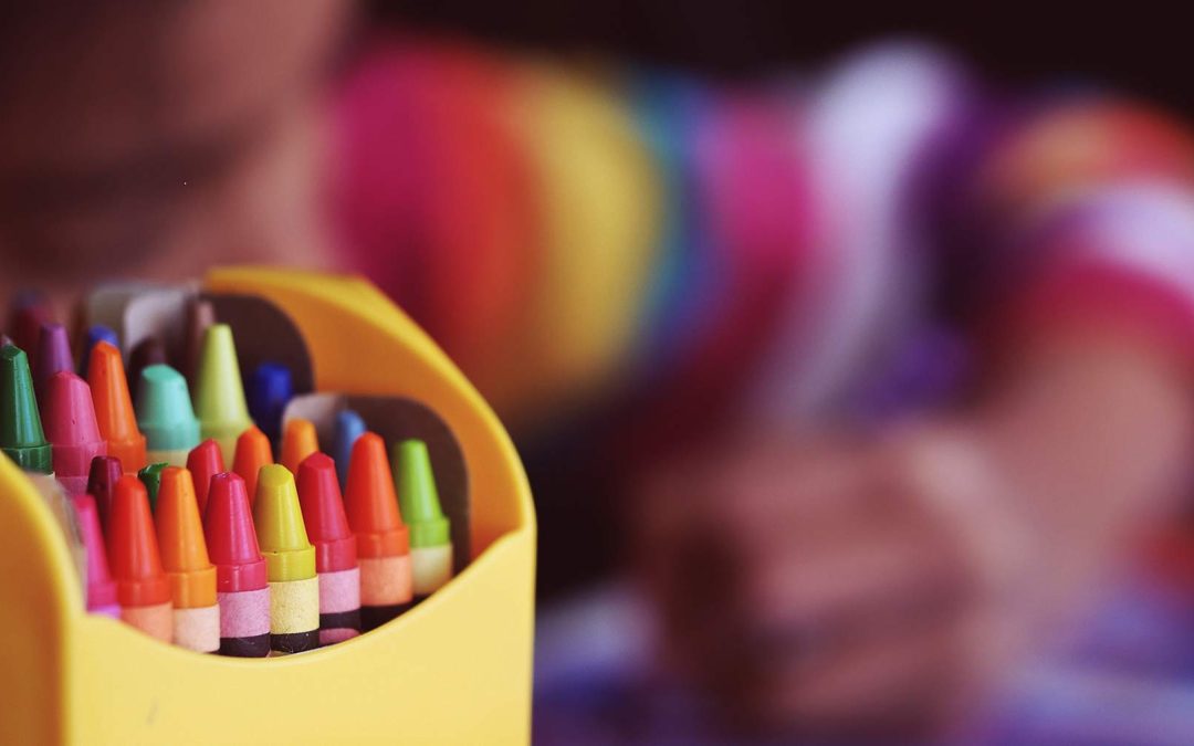 20171106-childrens-backgroundimage-kid-girl-coloring-crayon