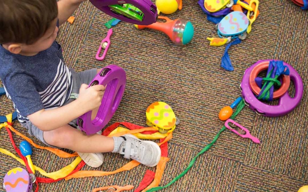 20171107-childrens-header-toddler-vertical-shot-playing-toys