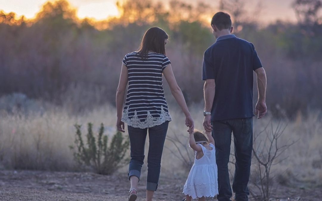20171107-give-headerimage-family-walking-husband-wife-child