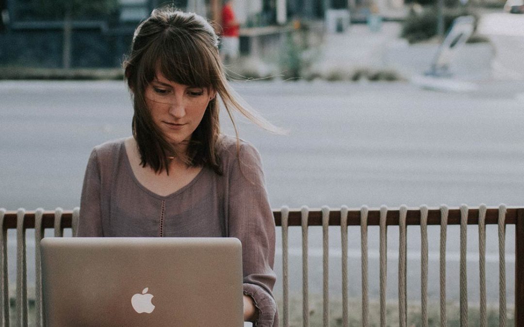 20171107-media-header-girl-outside-laptop