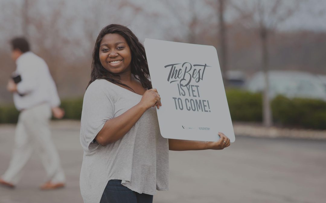 20171114-homepage-backgroundimage-girl-volunteer-welcome-sign