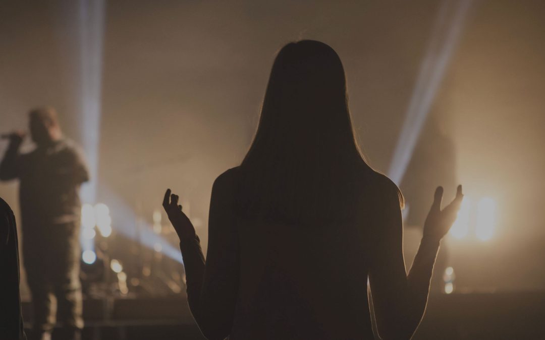 20171114-homepage-backgroundimage-girl-worshipping-hands-up