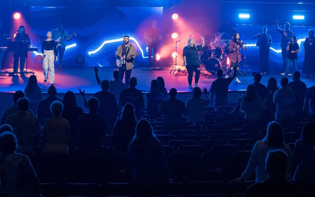 20220810-worship-team-with-audience2