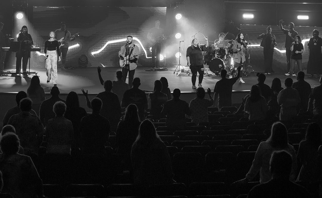 20220824-worship-team-with-audience-greyscale